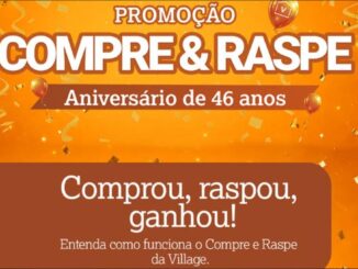 Banner laranja da promoção Compre e Raspe do Village, comemorando aniversário de 46 anos, com balões, confetes e a frase Comprou, raspou, ganhou