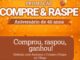 Banner laranja da promoção Compre e Raspe do Village, comemorando aniversário de 46 anos, com balões, confetes e a frase Comprou, raspou, ganhou