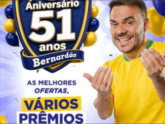 Cartaz de aniversário de 51 anos do Bernardão Supermercados, com brasão azul e dourado, balões e homem sorridente vestindo camisa amarela, anunciando ofertas e prêmios em Minas Gerais
