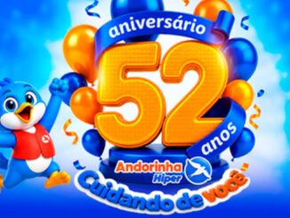 Banner comemorativo dos 52 anos do Andorinha Hiper, com mascote pinguim azul de colete vermelho, números 52 em dourado, balões azuis e laranjas, faixa "Cuidando de você" e logotipo da rede em fundo azul.
