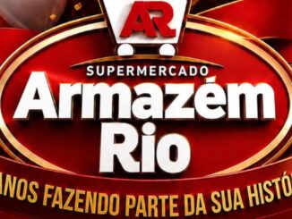 Arte comemorativa dos 8 anos do Supermercado Armazém Rio, com fundo vermelho, moldura oval dourada, logotipo em formato de carrinho de compras e balões decorativos ao redor.