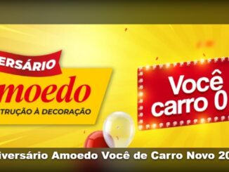 Banner amarelo e vermelho da promoção Aniversário Amoedo Você de Carro Novo 2026, com faixa vermelha escrito Aniversário Amoedo da Construção à Decoração e letreiro luminoso vermelho com a frase Você de carro 0km, decorado com confetes e balões vermelho e branco