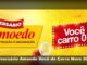 Banner amarelo e vermelho da promoção Aniversário Amoedo Você de Carro Novo 2026, com faixa vermelha escrito Aniversário Amoedo da Construção à Decoração e letreiro luminoso vermelho com a frase Você de carro 0km, decorado com confetes e balões vermelho e branco