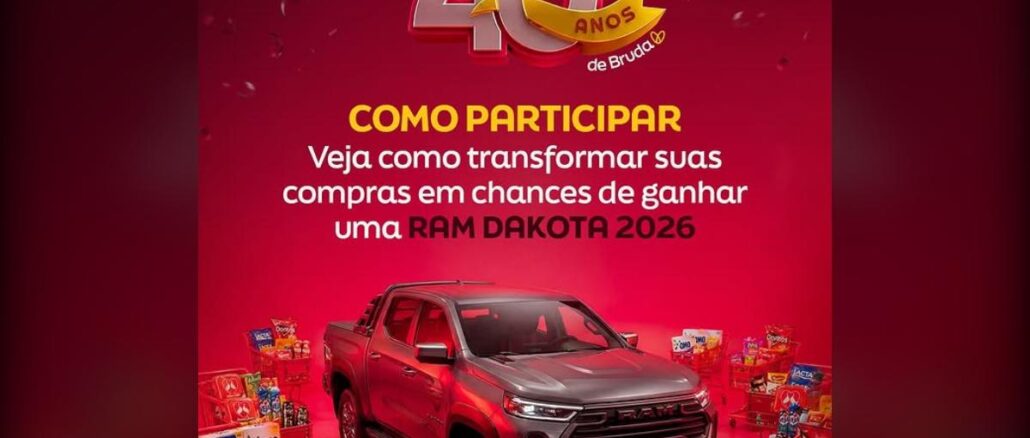 Arte de divulgação da promoção de aniversário de 40 anos da Bruda, com fundo vermelho, texto "Como participar" e uma caminhonete RAM Dakota 2026 cinza cercada por carrinhos de compras cheios de produtos como Omo, Doritos, Fini e Tacta.
