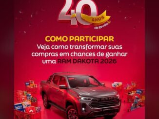 Arte de divulgação da promoção de aniversário de 40 anos da Bruda, com fundo vermelho, texto "Como participar" e uma caminhonete RAM Dakota 2026 cinza cercada por carrinhos de compras cheios de produtos como Omo, Doritos, Fini e Tacta.