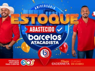 Dois homens sorridentes vestidos de vermelho comemoram o aniversário da Barcelos Atacadista em cenário azul com balões vermelhos e dourados, confetes e a logomarca da rede em destaque, anunciando estoque abastecido e promoção exclusiva para clientes Exos com cupons em dobro na caderneta.
