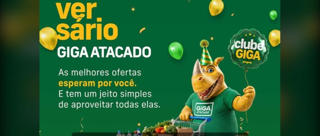 Banner do Aniversário Giga Atacado com mascote rinoceronte usando chapéu de festa e segurando balão do Clube Giga, ao lado de carrinho de compras cheio de produtos, sobre fundo verde.