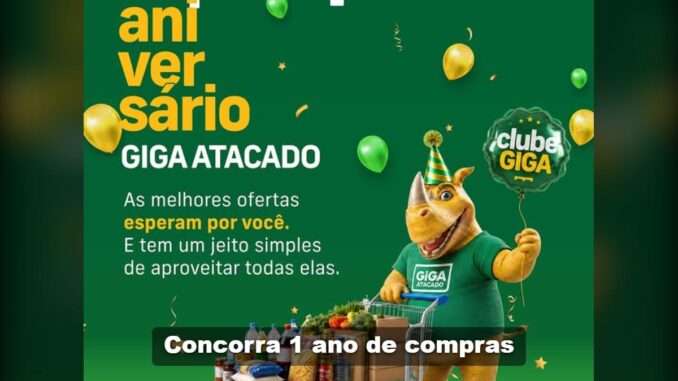 Banner do Aniversário Giga Atacado com mascote rinoceronte usando chapéu de festa e segurando balão do Clube Giga, ao lado de carrinho de compras cheio de produtos, sobre fundo verde.