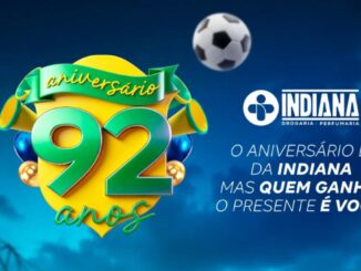 Banner da promoção de aniversário de 92 anos da Indiana Drogaria Perfumaria com a frase "O aniversário é da Indiana, mas quem ganha o presente é você!"