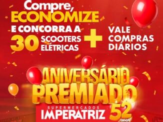 Banner vermelho da promoção Aniversário Premiado dos Supermercados Imperatriz em Santa Catarina, com balões vermelhos e laranja, confetes dourados e os dizeres compre, economize e concorra a 30 scooters elétricas mais vale compras diários, celebrando 52 anos.