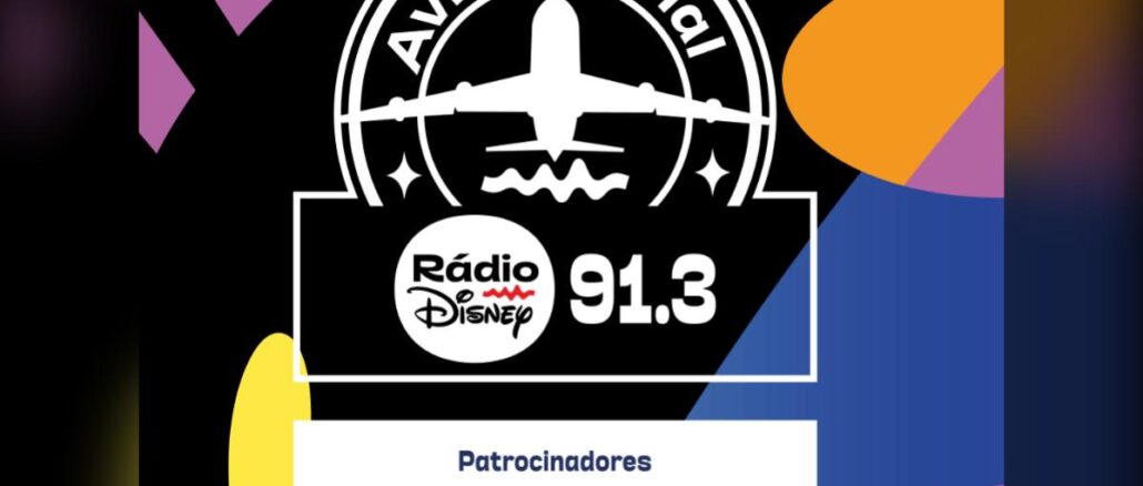 Selo preto e branco com avião estilizado sobrevoando ondas, texto "Avião Oficial" em arco, logo da Rádio Disney 91.3 no centro e faixa branca inferior com os patrocinadores Casas Bahia, Tang, CVC e Rádio Disney sobre fundo colorido com formas geométricas em roxo, laranja, azul e amarelo.