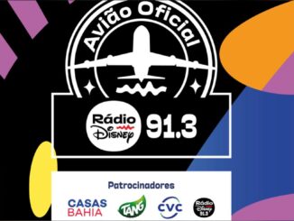 Selo preto e branco com avião estilizado sobrevoando ondas, texto "Avião Oficial" em arco, logo da Rádio Disney 91.3 no centro e faixa branca inferior com os patrocinadores Casas Bahia, Tang, CVC e Rádio Disney sobre fundo colorido com formas geométricas em roxo, laranja, azul e amarelo.