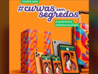 Imagem promocional da campanha Haskell #Curvassemsegredos em fundo laranja, com estampa colorida em tons de rosa, roxo e azul sobre caixa e mala de viagem, celulares e tablet exibindo o site da promoção e uma mulher sorrindo com produtos Haskell na mão.