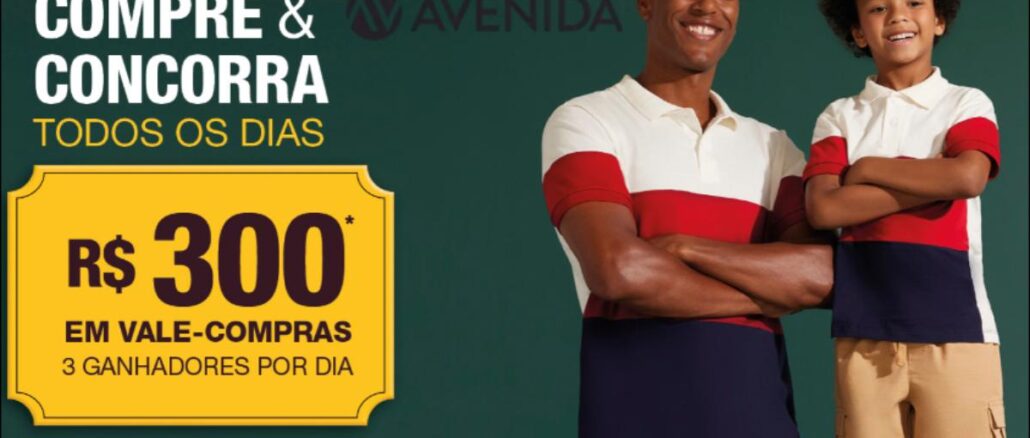 Pai e filho sorridentes, de braços cruzados, vestindo polos das cores branco, vermelho e azul-marinho, ao lado do logotipo da Avenida, com banner amarelo anunciando sorteio de R$300,00 em vale-compras.