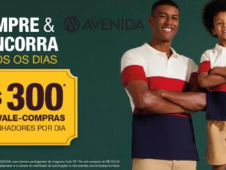 Pai e filho sorridentes, de braços cruzados, vestindo polos das cores branco, vermelho e azul-marinho, ao lado do logotipo da Avenida, com banner amarelo anunciando sorteio de R$300,00 em vale-compras.
