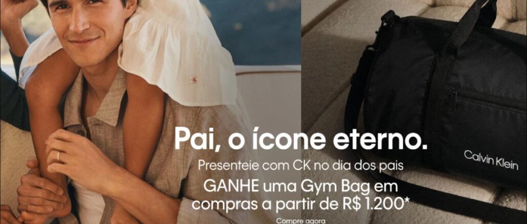Dia dos Pais Calvin Klein 2026 Homem sorridente sendo abraçado por trás em cama com roupa de cama bege, ao lado de bolsa esportiva preta Calvin Klein sobre almofadas bege, com texto Pai, o ícone eterno e detalhes da promoção Dia dos Pais