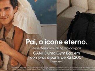 Homem sorridente sendo abraçado por trás em cama com roupa de cama bege, ao lado de bolsa esportiva preta Calvin Klein sobre almofadas bege, com texto Pai, o ícone eterno e detalhes da promoção Dia dos Pais