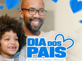 Pai sorridente usando óculos ao lado do filho pequeno, ambos sorrindo, com logo Dia dos Pais no Shopping Grande Circular em Manaus e corações azuis ao fundo