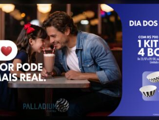 Pai e filha sorriem tomando milkshake juntos em mesa de restaurante, com banner do Shopping Palladium Curitiba anunciando promoção de Dia dos Pais com kit de 4 bowls a partir de R$700,00 em compras