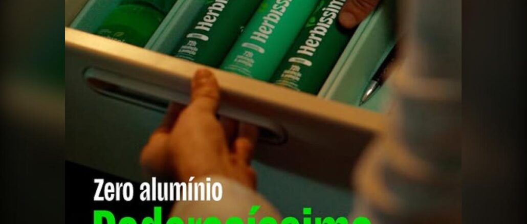 Fotografia de produto em fundo branco mostrando uma embalagem aerossol azul do desodorante antitranspirante Herbíssimo Marine, com tampa cilíndrica verde e a indicação de 72h de proteção estampada no rótulo.
