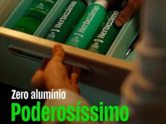 Fotografia de produto em fundo branco mostrando uma embalagem aerossol azul do desodorante antitranspirante Herbíssimo Marine, com tampa cilíndrica verde e a indicação de 72h de proteção estampada no rótulo.