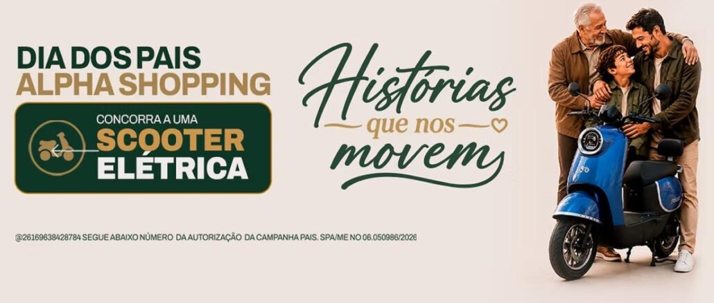 Banner da campanha Dia dos Pais do Alpha Shopping em Barueri, com avô, filho e neto sorridentes ao redor de uma scooter elétrica azul, sob o texto "Concorra a uma Scooter Elétrica" e a frase "Histórias que nos movem".
