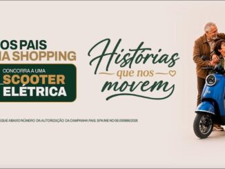 Banner da campanha Dia dos Pais do Alpha Shopping em Barueri, com avô, filho e neto sorridentes ao redor de uma scooter elétrica azul, sob o texto "Concorra a uma Scooter Elétrica" e a frase "Histórias que nos movem".