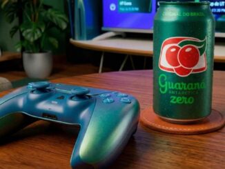 Lata verde de Guaraná Antarctica Zero ao lado de um controle DualSense azul sobre uma mesa de madeira, com uma televisão ao fundo exibindo uma tela de torneio de EA Sports FC