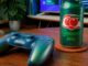 Lata verde de Guaraná Antarctica Zero ao lado de um controle DualSense azul sobre uma mesa de madeira, com uma televisão ao fundo exibindo uma tela de torneio de EA Sports FC