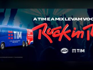 Ônibus azul da TIM personalizado com arte do Rock in Rio 2026, ao lado da chamada "A TIM e a Mix levam você pro Rock in Rio" e dos logotipos da Mix e da TIM sobre fundo escuro com silhuetas de fãs erguendo as mãos.