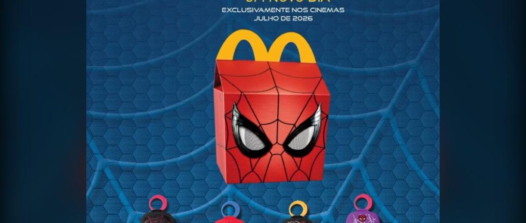 Caixinha feliz do McDonald's com estampa do Homem-Aranha ao lado de quatro mochilinhas temáticas do filme Homem-Aranha Um Novo Dia, sobre fundo azul com teia de aranha
