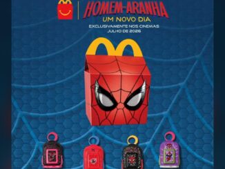 Caixinha feliz do McDonald's com estampa do Homem-Aranha ao lado de quatro mochilinhas temáticas do filme Homem-Aranha Um Novo Dia, sobre fundo azul com teia de aranha