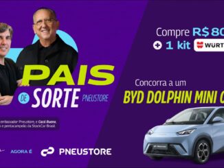 Banner roxo da promoção Pais de Sorte Pneustore, com Galvão Bueno e Cacá Bueno de braços cruzados ao lado do texto Pais de Sorte Pneustore, anúncio de compra de R$800 mais kit Würth e sorteio de um BYD Dolphin Mini 0km, com foto do carro na cor cinza claro e logotipos GP Pneus, Agora É e Pneustore na parte inferior.