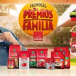 Ator sorridente segura xícara de Café Evolutto ao lado de embalagens dos produtos da marca e banner amarelo da Promoção Prêmios em Família, com destaque para prêmios de 3 carros, R$10 mil por semana e mais de 1.000 prêmios instantâneos.