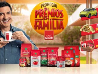 Ator sorridente segura xícara de Café Evolutto ao lado de embalagens dos produtos da marca e banner amarelo da Promoção Prêmios em Família, com destaque para prêmios de 3 carros, R$10 mil por semana e mais de 1.000 prêmios instantâneos.