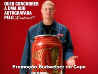 Homem loiro vestindo jaqueta jeans segura lata gigante de cerveja Budweiser com estampa da Copa do Mundo, ao lado do texto "Quer concorrer a uma Bud autografada pelo Haaland?" sobre fundo vermelho.