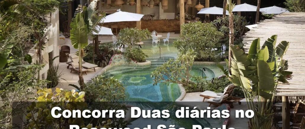 Área de piscina do hotel Rosewood São Paulo, com vegetação tropical exuberante, espreguiçadeiras de madeira, mesas com guarda-sóis brancos e arquitetura rústica em madeira e palha — imagem da promoção Cliente CasaHall Experience.