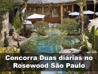 Área de piscina do hotel Rosewood São Paulo, com vegetação tropical exuberante, espreguiçadeiras de madeira, mesas com guarda-sóis brancos e arquitetura rústica em madeira e palha — imagem da promoção Cliente CasaHall Experience.