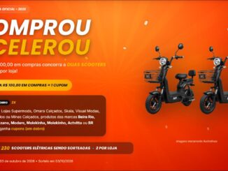 Banner da promoção Comprou Acelerou de campanha oficial 2026, com fundo laranja e vermelho em degradê, mostrando duas scooters elétricas pretas modelo M1 lado a lado à direita, título em destaque nas cores branco e amarelo, e confetes espalhados pela imagem.