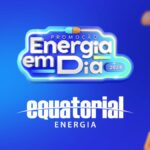 Banner promocional azul da Equatorial Energia anunciando a Promoção Energia em Dia 2024, com logotipo em letras 3D nas cores branco e azul, moedas douradas com símbolo de raio e conector elétrico estilizado no topo, além do logotipo da Equatorial Energia em branco na parte inferior.
