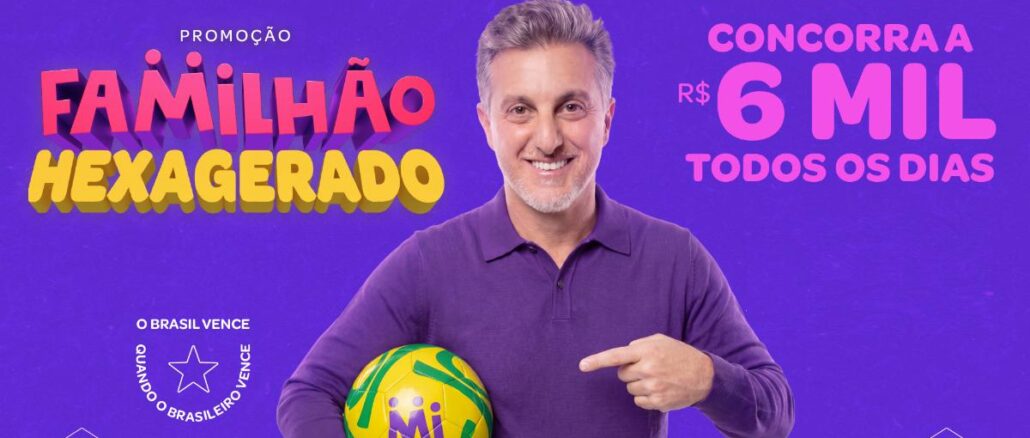 Banner da Promoção Familhão Hexagerado 2026 com apresentador de suéter roxo segurando bola de futebol verde e amarela e apontando para o texto que anuncia sorteios de R$6 mil todos os dias, sobre fundo roxo com detalhes em amarelo e rosa.