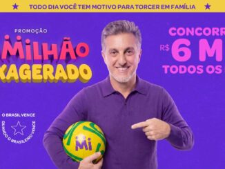 Banner da Promoção Familhão Hexagerado 2026 com apresentador de suéter roxo segurando bola de futebol verde e amarela e apontando para o texto que anuncia sorteios de R$6 mil todos os dias, sobre fundo roxo com detalhes em amarelo e rosa.