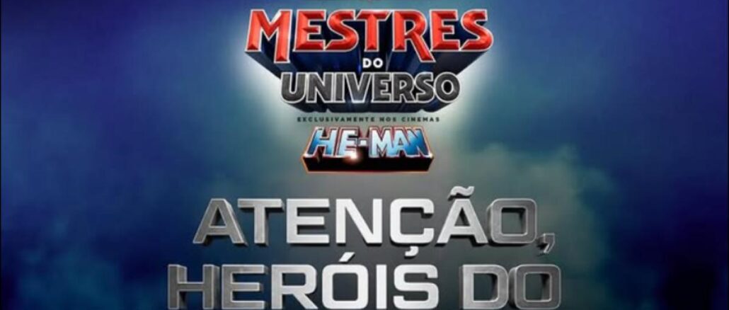 Promoção He-Man Giraffas Arte promocional da parceria entre Giraffas e o filme Mestres do Universo He-Man, com fundo azul e efeito de fumaça, exibindo as logomarcas da rede de fast-food, do filme e a chamada Atenção, Heróis do Universo.