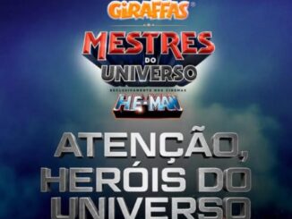 Arte promocional da parceria entre Giraffas e o filme Mestres do Universo He-Man, com fundo azul e efeito de fumaça, exibindo as logomarcas da rede de fast-food, do filme e a chamada Atenção, Heróis do Universo.