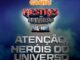 Arte promocional da parceria entre Giraffas e o filme Mestres do Universo He-Man, com fundo azul e efeito de fumaça, exibindo as logomarcas da rede de fast-food, do filme e a chamada Atenção, Heróis do Universo.