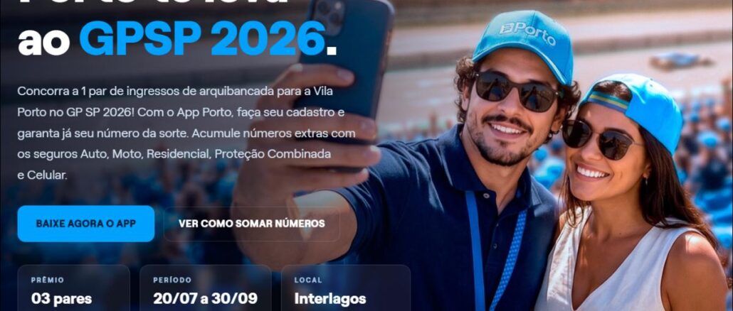 Promoção Porto te Leva ao GPSP 2026 Banner promocional da Porto com casal sorridente tirando selfie usando bonés da marca em arquibancada de autódromo, anunciando o sorteio de ingressos para o GP São Paulo de Fórmula 1 2026 em Interlagos.