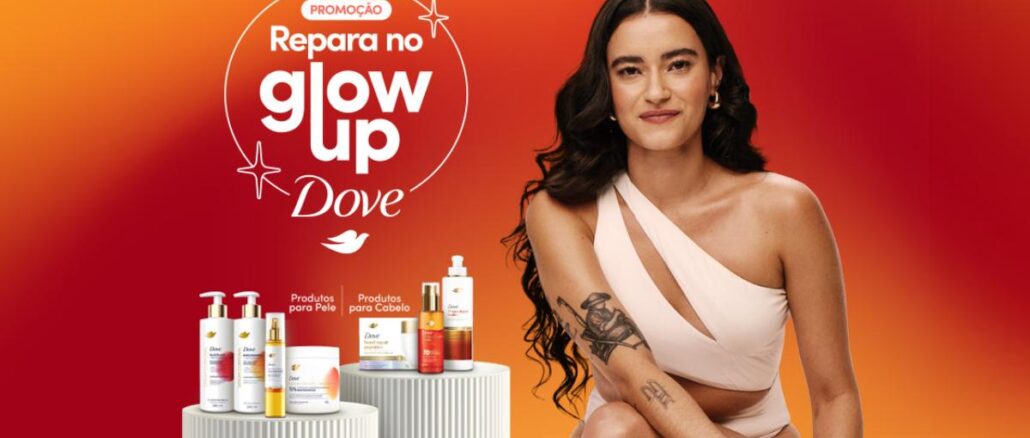 Banner da promoção Repara no Glow Up Dove, com selo circular branco escrito Promoção Repara no Glow Up Dove sobre fundo gradiente laranja e vermelho, exibindo à direita uma mulher de cabelos longos e cacheados castanho-escuros sentada, usando um top branco assimétrico, com tatuagens no braço, e à esquerda produtos Dove das linhas Pele e Cabelo dispostos sobre pedestais cilíndricos claros.