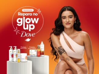 Banner da promoção Repara no Glow Up Dove, com selo circular branco escrito Promoção Repara no Glow Up Dove sobre fundo gradiente laranja e vermelho, exibindo à direita uma mulher de cabelos longos e cacheados castanho-escuros sentada, usando um top branco assimétrico, com tatuagens no braço, e à esquerda produtos Dove das linhas Pele e Cabelo dispostos sobre pedestais cilíndricos claros.