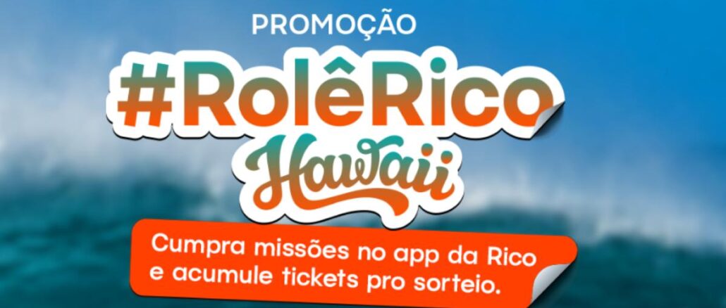 Banner da promoção RolêRico Hawaii da Rico com fundo de mar azul e ondas, exibindo o logo #RolêRico em degradê laranja e verde, o selo Hawaii em letras cursivas e uma faixa laranja com a chamada para participação.