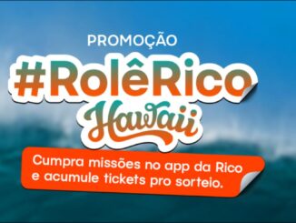Banner da promoção RolêRico Hawaii da Rico com fundo de mar azul e ondas, exibindo o logo #RolêRico em degradê laranja e verde, o selo Hawaii em letras cursivas e uma faixa laranja com a chamada para participação.